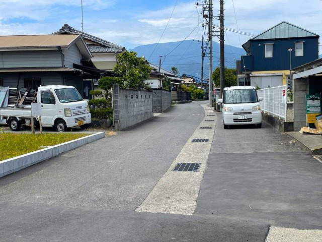 交通量少なく静かな住宅地