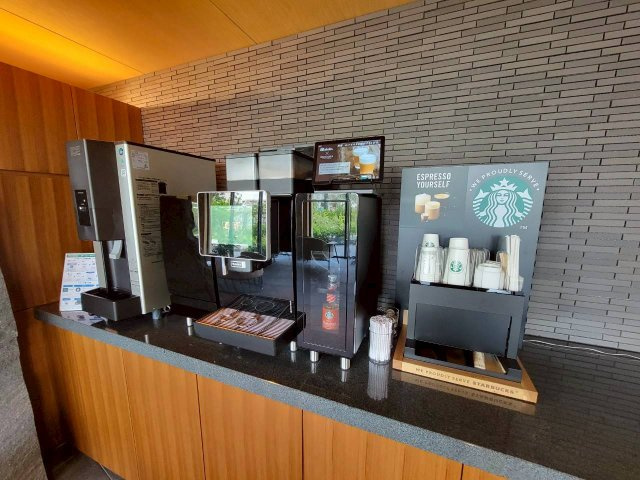 【オーナーズラウンジ】スターバックスコーヒーのベンディングマシーンがございます。