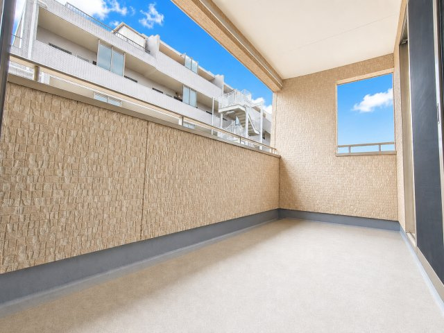広々なインナーバルコニー！急な雨でも焦らなく大丈夫！！　デジタル加工された写真です。