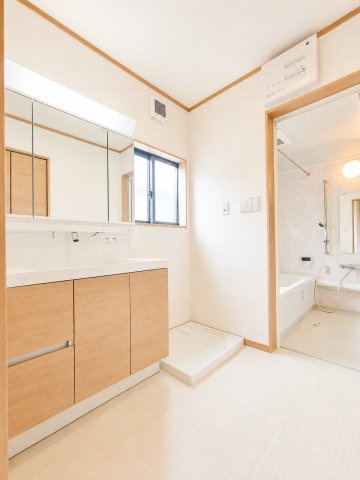 洗面所は木目調でとってもお洒落！収納もあり！　デジタル加工された写真です。