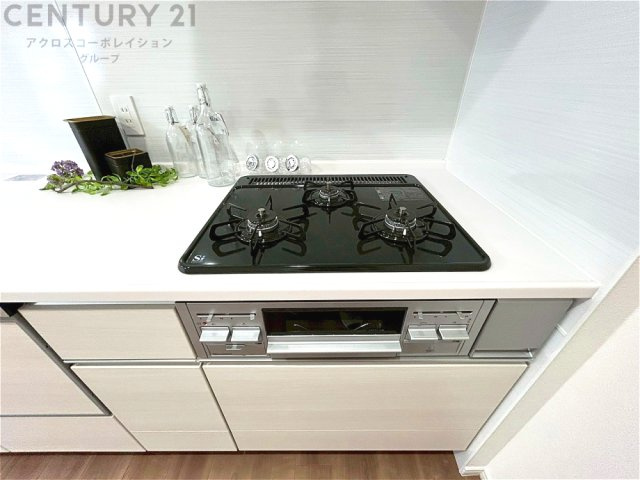 多数の調理器具を同時に使用でき、料理の効率化が可能。省エネで節約になり、様々な料理スタイルに適応できます。また、火力調整が独立しており、手入れや掃除もしやすく、今よりもっとお料理が楽しくなるかも。　