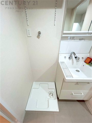 洗濯物の仕分け作業がしやすく、整理整頓が容易になります。洗濯音や湿気を他の部屋に持ち込まず、生活環境を快適に保ちます。上部を活用すれば収納スペースを確保でき洗剤や洗濯用品の整理もしやすくなります。　