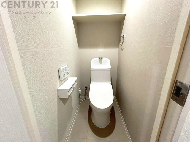 温水洗浄便座付トイレは温水洗浄機能により、暖かい水でおしりを洗浄することができ、冷たい水を使う従来の便座に比べ、温水洗浄機能で暖かいトイレを提供し、快適な使用を可能にします。　