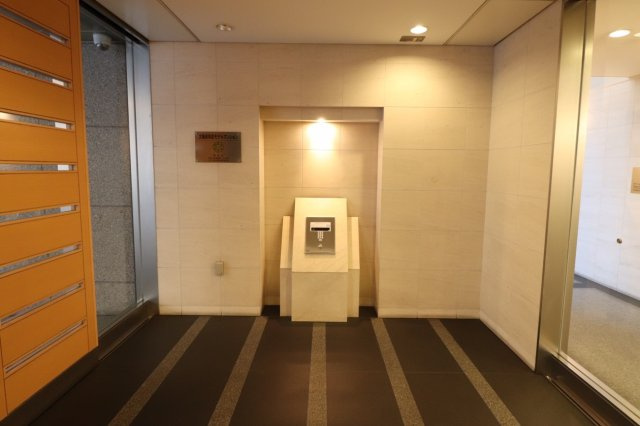【風除室】落ち着きのあるエントランス。もちろんオートロックです！強固なセキュリティで安心！