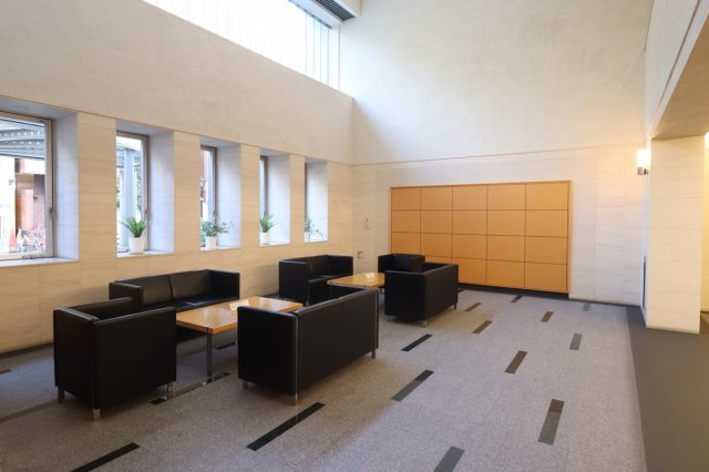 【ウエストラウンジ】天井高約7ｍの2層吹き抜け！開放感のある空間で、ゆっくりとご歓談いただけます！