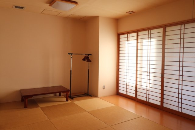 【集会室】モダンな琉球風畳の和室。お花や書道などの趣味や習い事を、ご家族に気兼ねなくできるひと部屋！