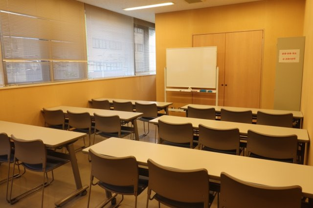 【会議室】各種サークル活動などにも利用可能！デスクとチェアのほかに、ホワイトボードなども完備！