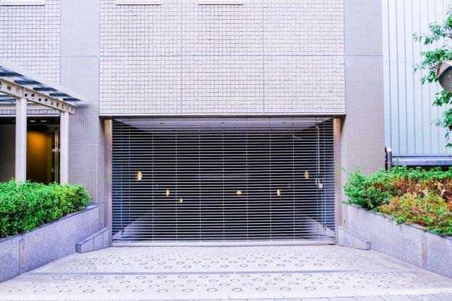 【敷地内駐車場】きちんと整備されているきれいな駐車場です！十分な広さがあり、車の出し入れもスムーズ！