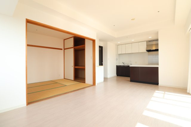 【リビングダイニング】お部屋全体がとても明るく、暖かみある空間です☆