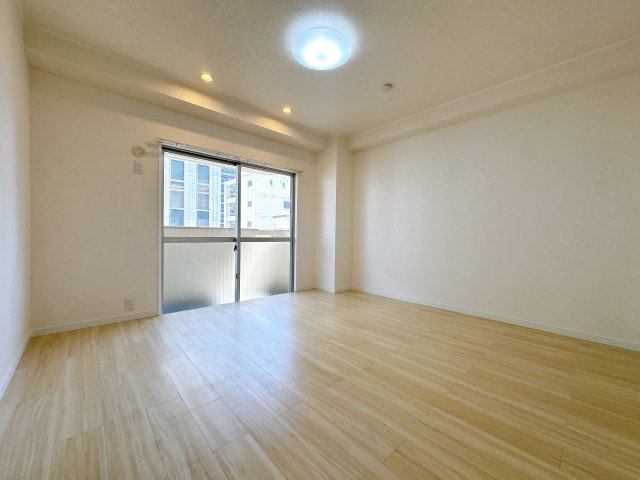 約6帖の洋室です。落ち着いた空間で、ゆっくりとお過ごしいただけます♪