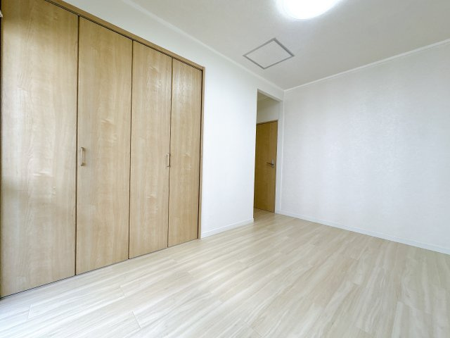 約6.5帖の洋室♪　主寝室や子ども部屋など、ライフスタイルに合わせてお使いいただけます。
