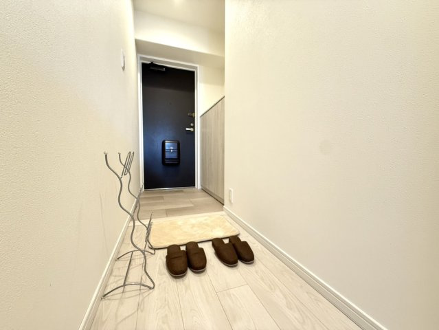 すっきりとした玄関はシューズボックス付き。靴を収納できることで散らかりにくく、第一印象がよくなります。