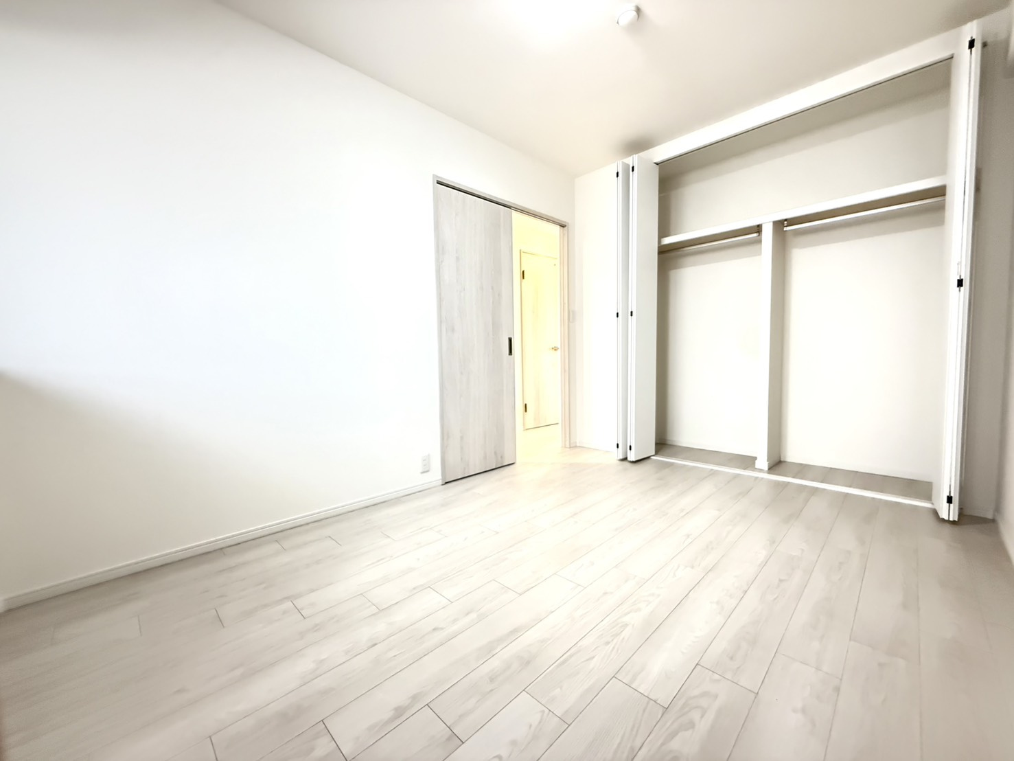 約6帖の洋室。フローリングはホコリやゴミが目に見えやすく、掃除機やモップで簡単に掃除できます。