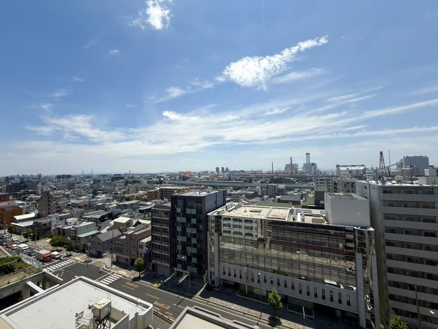 11階の高さからの見晴らしは抜け感があり、室内にいても広がりを感じます。外からの視線が気になりにくく、カーテンを開けたままでも過ごしやすいです。