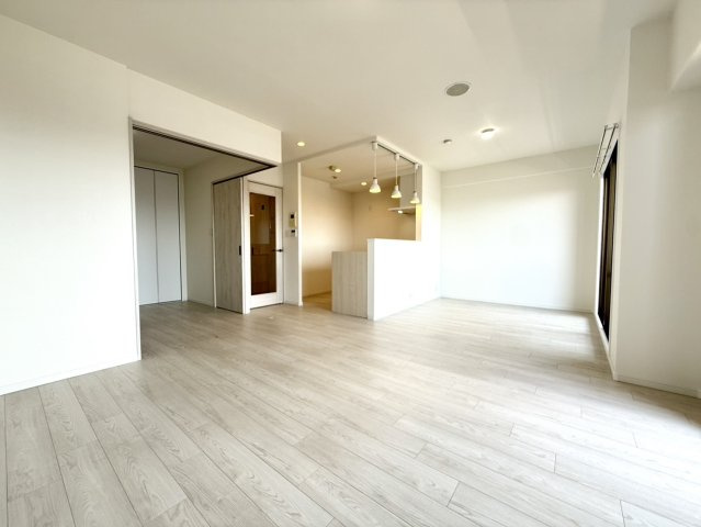 料理・食事・くつろぎの空間が一体となっているため自然と会話が増えます。　LDKが一体となっており、開放感のある広々とした空間が魅力です。