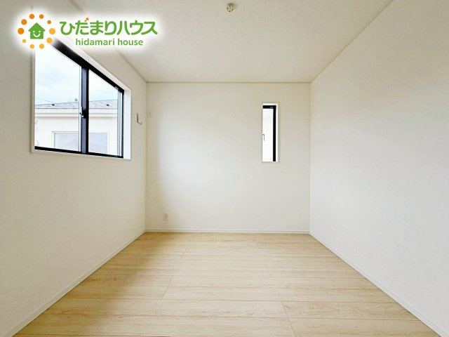 白い壁の洋室は、太陽の光だけでも十分明るく感じられますね