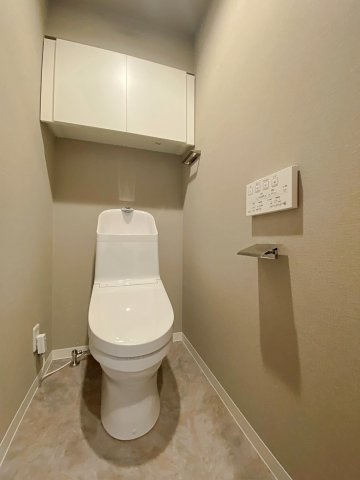 トイレ新規交換済み。快適な温水洗浄便座付きの清潔感あふれるレストルームです。白を基調とした爽やかな空間となっており、毎日使う場所だからこそ、いつでも気持ちよくお使いいただける仕様です。