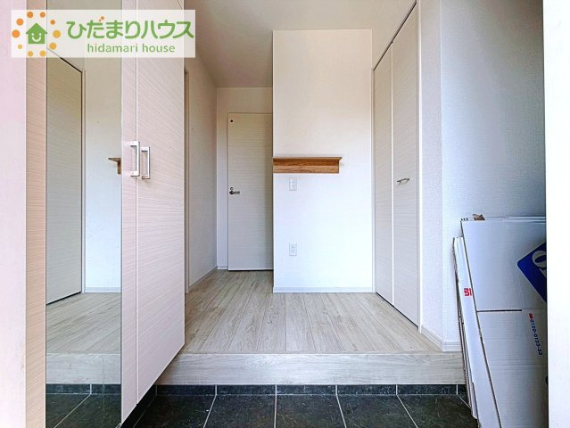 靴で溢れかえっていた玄関も、大きなシューズボックスと、玄関横のクロークでスッキリ解決！玄関は「その家の顔」とお考えの方にオススメの広さです。