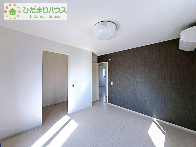 バルコニーに面している主寝室にはスクリーン付きでDVDシアターなどが楽しめる環境となっています。