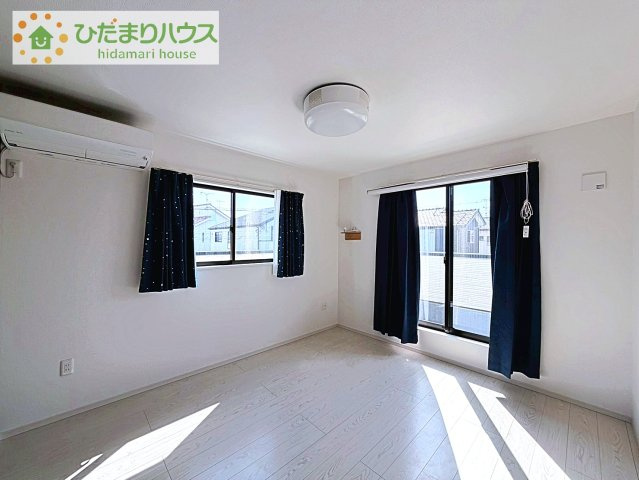 バルコニーに面していて、たっぷり光りの入る明るい主寝室です！