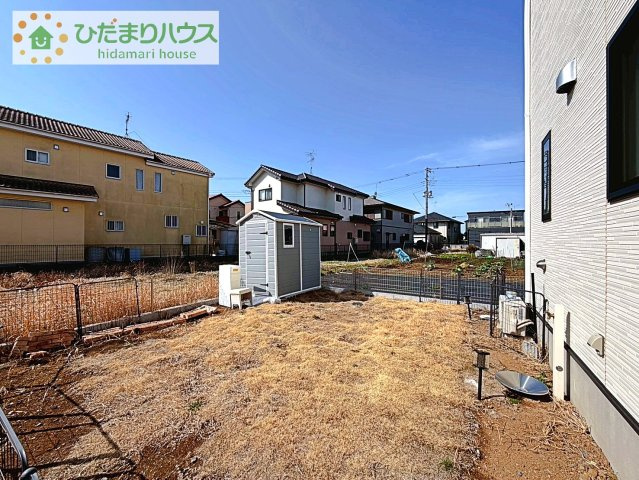 庭付きのマイホームは物置も設置。収納力のある家です。