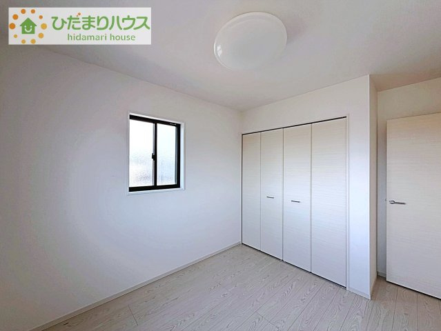 洋室は高い天井のゆったりとした空間を演出(^^)/