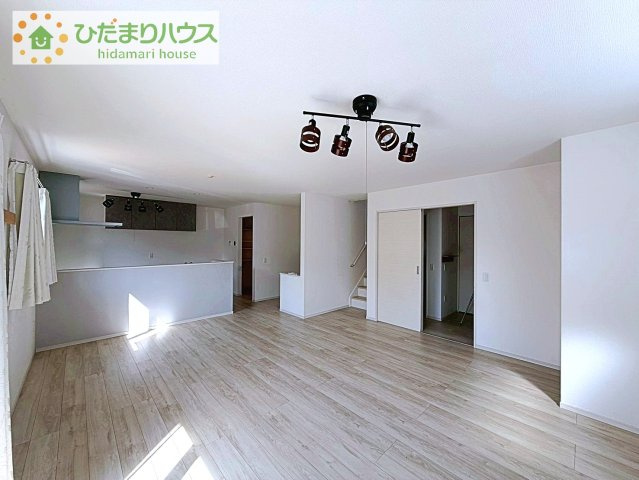 スタディカウンター付きLDK20.2帖。陽当たりも良く明るい室内です♪