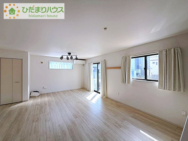 掃出し窓にはシャッターもついてます。もちろん安心の複層ガラスです。