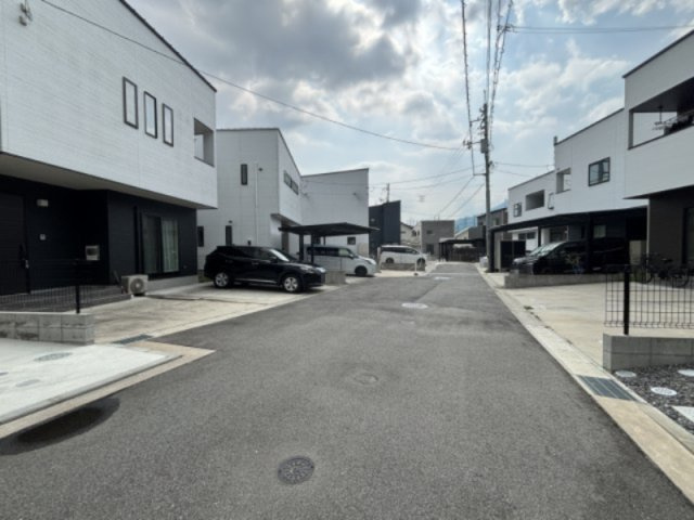 前面道路は幅員にゆとりがあり、車同士のすれ違いや駐車も比較的スムーズに行えます。区画整理された街並みが広がり、見通しの良い住環境です。周辺は落ち着いた住宅街のため、ゆったりとした暮らしを実現できます。