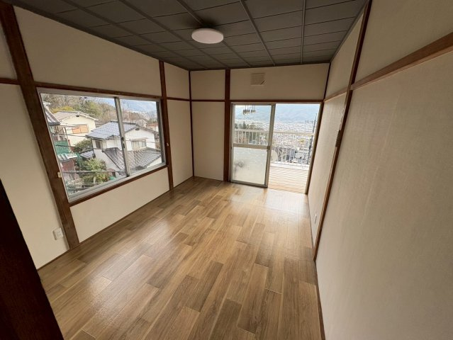 二面採光で明るさを確保した洋室です。バルコニーに面した窓からは心地よい風が通り抜け、開放感ある住空間を演出します。フローリング仕様で使い勝手も良く、子ども部屋やテレワークスペースとしてもおすすめです。