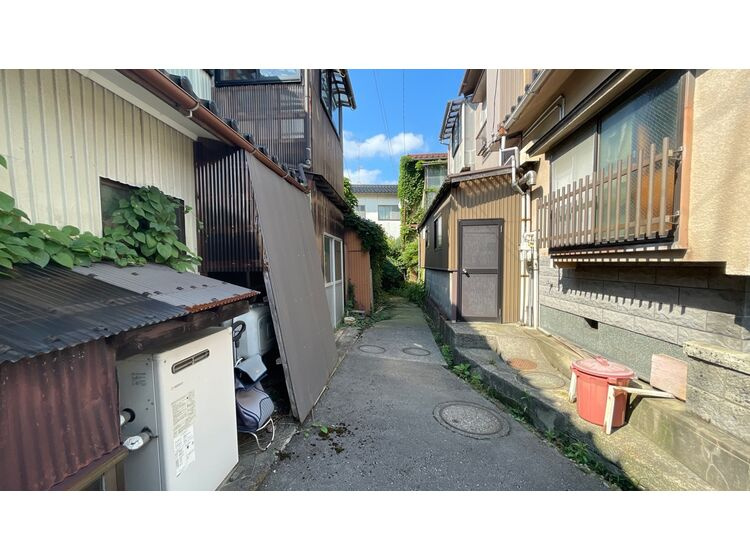 西側通路（建築基準法上の道路ではありません）