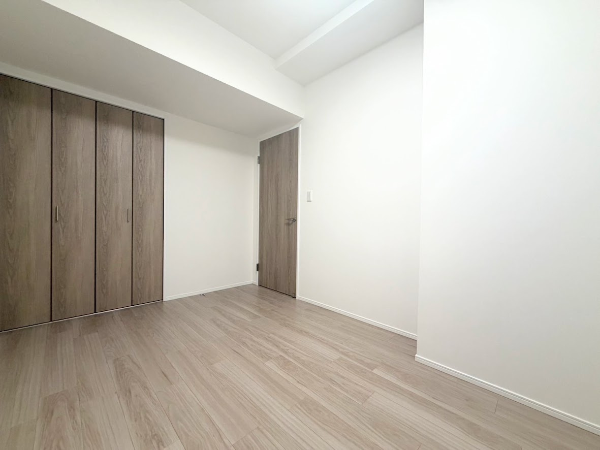 ◆広々とした洋室は、プライバシーを重視した居住空間です。自然光がたっぷり差し込む大きな窓からは美しい景色が望めます。ゆったりとくつろげる空間で、心地よい居住環境が魅力です。