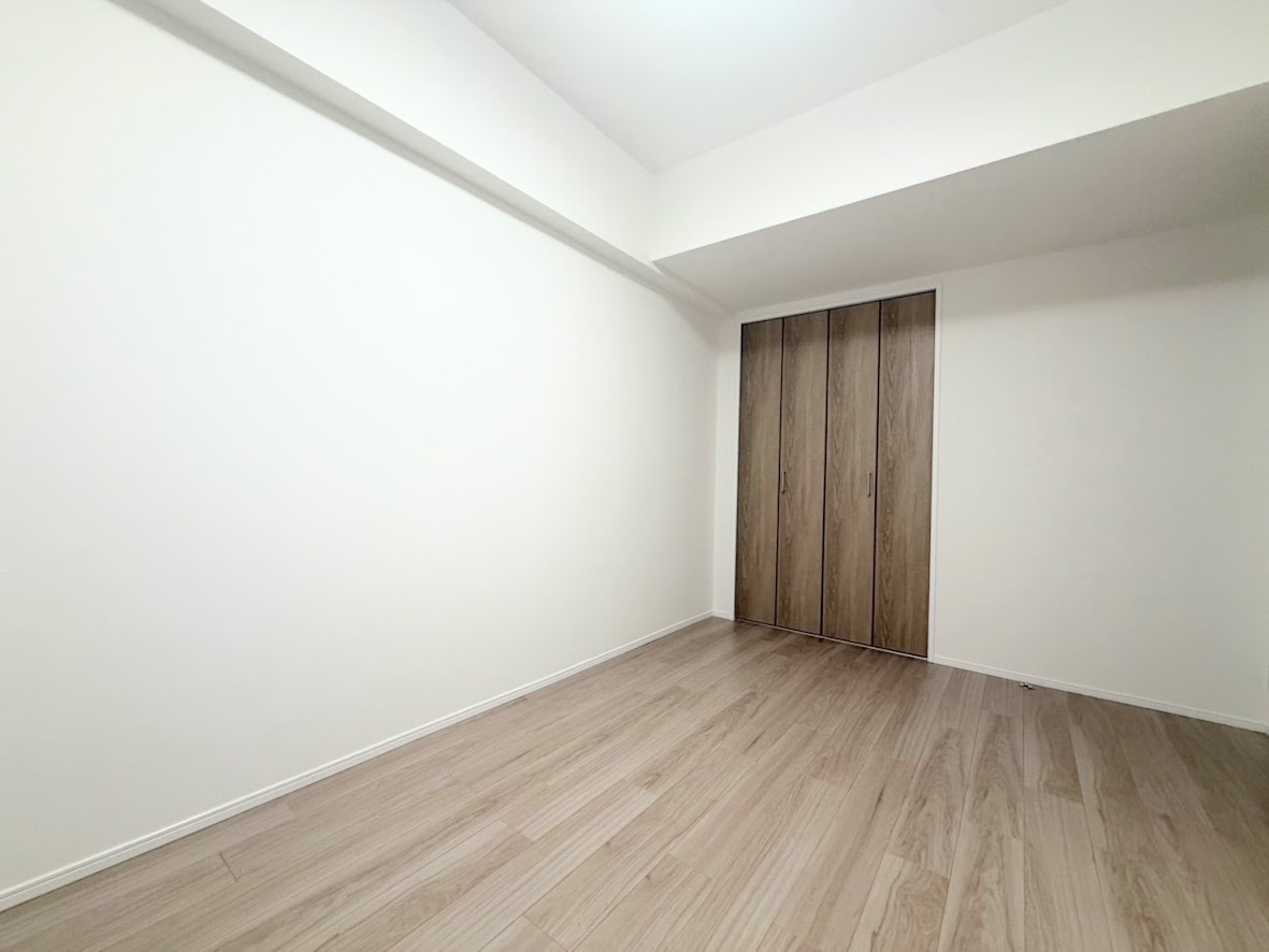 ◆リフォーム済みの洋室は、新しいフローリングと建具が上品な雰囲気を醸し出し、クロスの新規張替えと照明器具の設置が明るさと居心地の良さを演出。