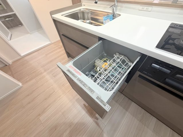 ◆食後の食器洗いは食洗機にお任せ！ご家族と団らんの時間を。家事の時短に効果大の食洗器付き。高温洗浄、節水効果もございます。
