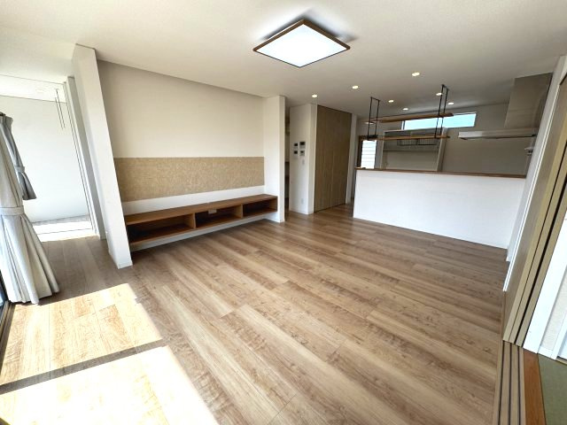 テレビボード付。大型TVも設置、壁掛けも可能です♪