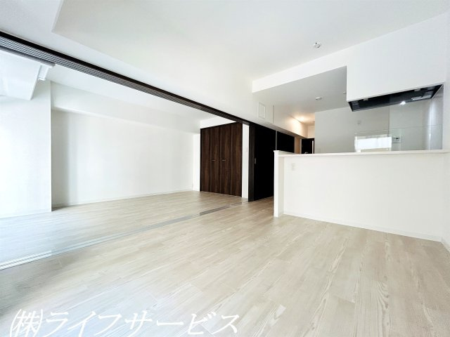 南向きのリビングルーム／隣の洋室とつなげてもご使用いただけます！