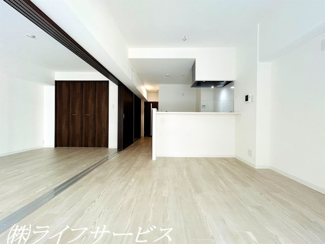 南向きのリビングルーム／隣の洋室とつなげてもご使用いただけます！