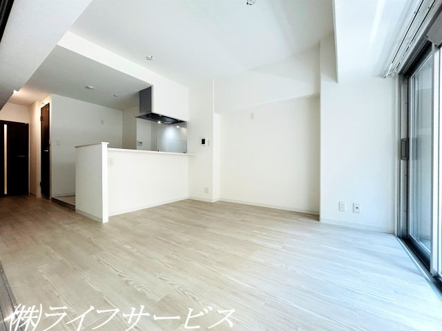 南向きのリビングルーム／隣の洋室とつなげてもご使用いただけます！