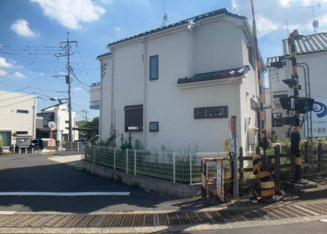 土地の形が極端に長細かったり、狭小地、あるいは道路との高低差がある傾斜地だった場合、後々売ろうとしても買い手がつかない場合もあります。後々、売却することになった時に価値の下がらない土地を選びましょう。