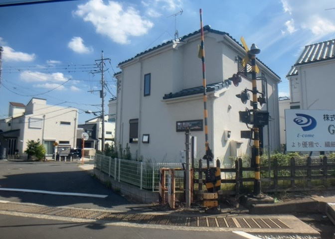 土地の面積＝住宅面積ではありません。建ぺい率の問題などで、土地のある場所によって住宅を建てられる面積は限られています。高さもしかり、「土地」という言葉の中には、建築条件も含まれると考えておきましょう。