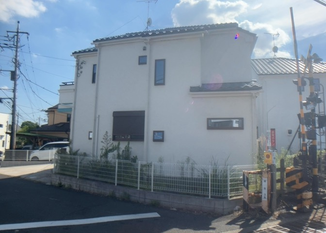 家を建てる場合、方位は要チェックです。現実的に日当たりのよい家ならばリビングは南側、建築基準法でも北側に当たる家への配慮は求められています。土地を見学に行く際は、方位磁針を持って行くようにしましょう。
