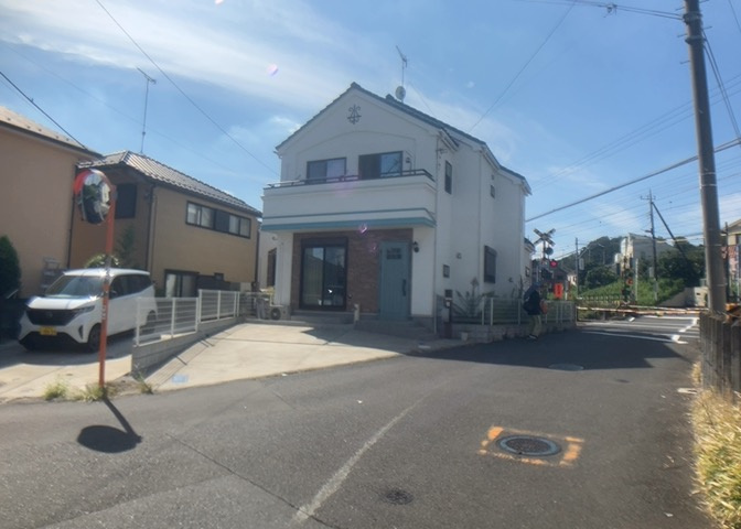 現地に行くなら、物件の周囲の地形がどうなっているかを見ることも大切です。周辺より低くなっている土地では、大雨などで水が集まりやすいため、地盤が弱くなっているということも考えられるため、注意が必要です。