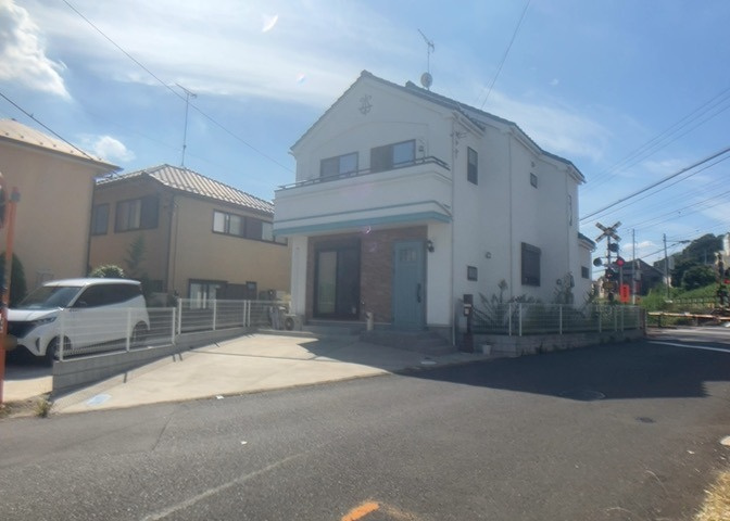 隣家の土地はどうなっているのか、生活利便施設が近くにあるのか、学校まで近いかなど、お客様のライフスタイルにあわせたイメージが重要です。また、近くにあると困る施設が近くにないかも確認するといいでしょう。