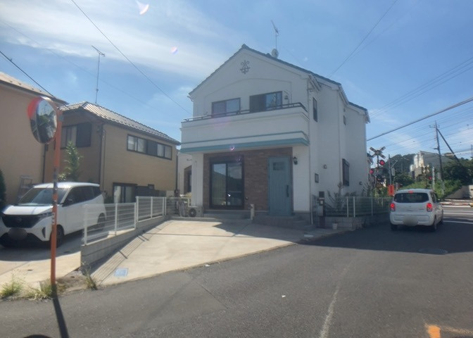 土地購入を検討されている場合、境界杭がない状態で購入してしまうと境界確定測量をする必要があり、費用がかかります。購入の前に、売主、隣土地所有者立ち合いのもと境界を確定し境界杭を設置するのがベストです。