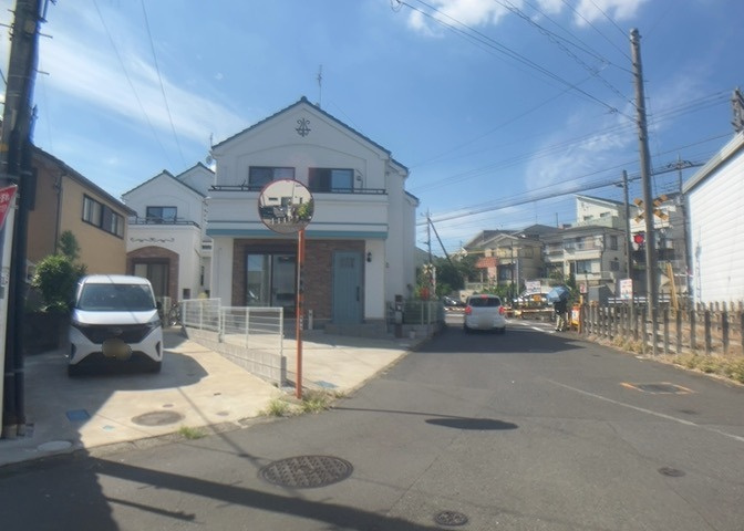 人が暮らすうえで日光は大切な要素となります。日当たりの良さは譲れないポイントですね。併せて近くに大きな建築物の建築予定がないか、あるいはそれが可能な土地が近くにないか事前に確認することもお勧めします。
