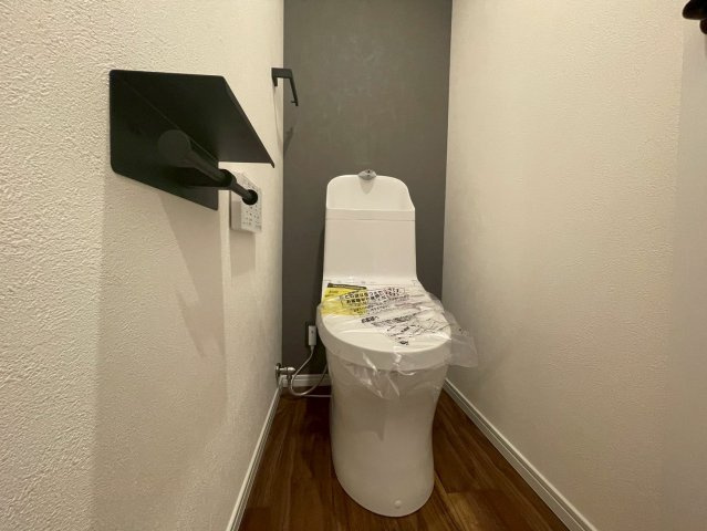 トイレ全体の空間を考慮し、リノベーション致しました。　落ち着いたデザイン、もちろんトイレも新調済み。