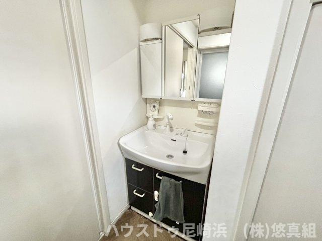 ■毎日の身支度を落ち着いて行え、収納も兼ね備えた独立洗面台♪三面鏡裏や洗面台下にも収納たっぷり♪　　歯ブラシ、化粧品、洗剤等スッキリ収納でき隠す収納でお掃除も楽々♪