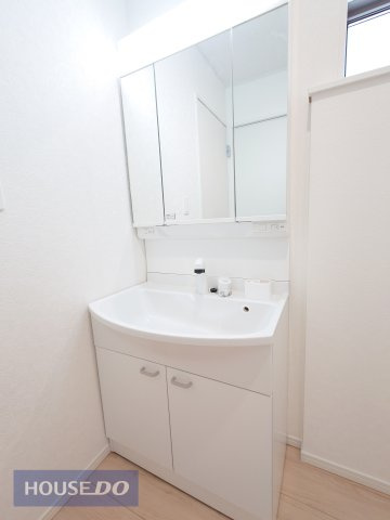 【洗髪洗面化粧台】大きな洗面ボウルとハンドシャワーで、お風呂に入らなくても洗面台で手軽に洗髪♪三面鏡の裏側には収納スペースがあります。
