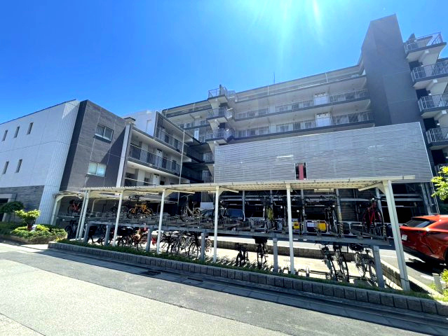 屋根が付いているので、天候を気にせず安心して停められます。