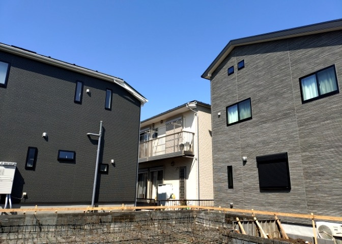 バルコニーは、室外の専用スペースのうち、「屋根がなく開放された空間」であるものを指します。ベランダより広いタイプのものが多く、日当たりもよいため家庭菜園などを楽しみたい人にとって適した環境となります。